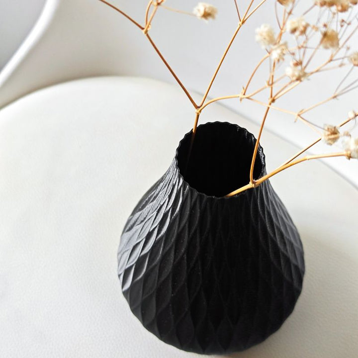 Creaserra Higo Vase - Black - D. Nation